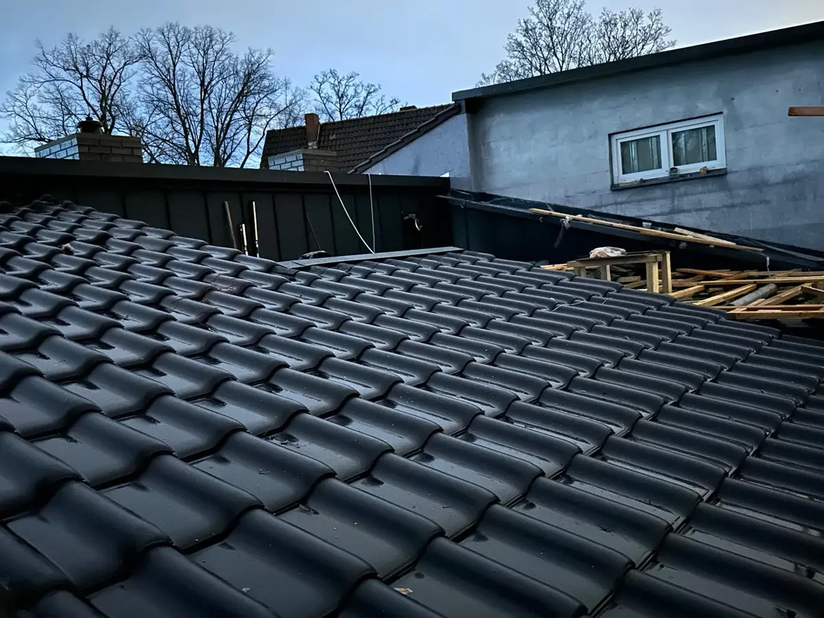 Steildach mit fertig verlegten Dachziegeln