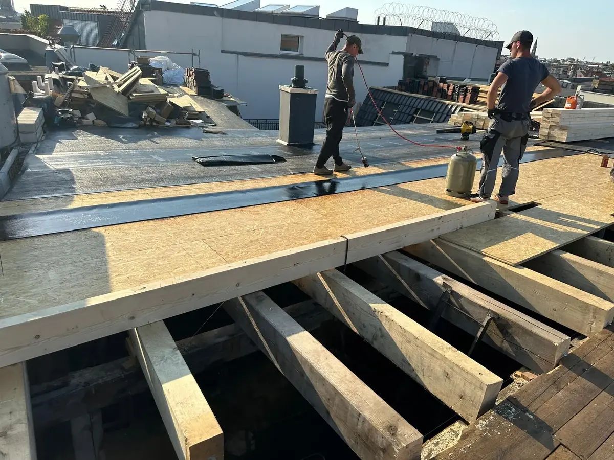 Offene Holzkonstruktion eines Steildachs