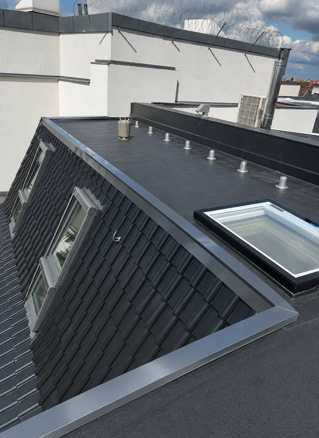Steildach mit modernen Dachfenstern und sauber ausgeführten Dachanschlüssen.