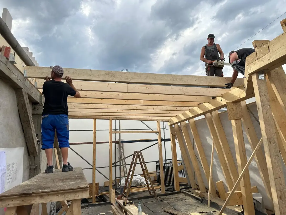 Montage der Sparren bei einem Steildach