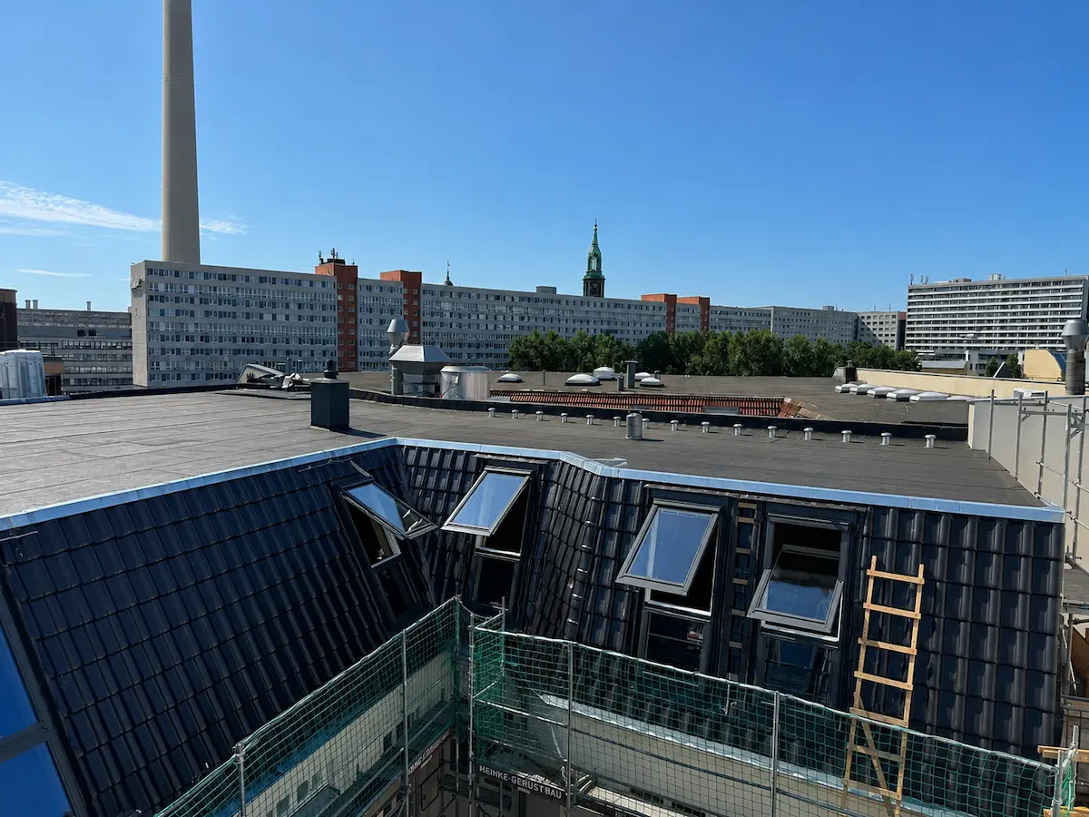 Steildach mit Blick über Berlin