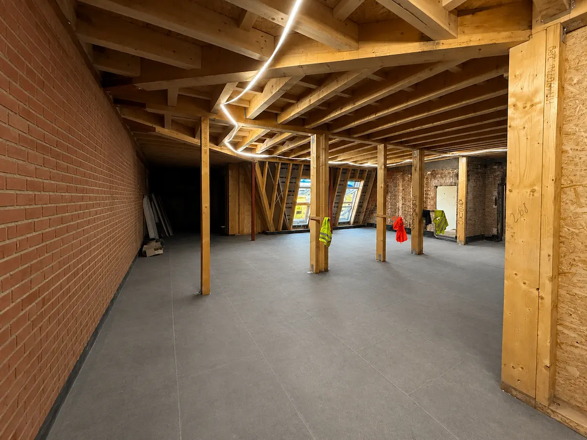 Zimmererarbeiten mit neuer tragender Holzkonstruktion beim Dachgeschossausbau in Berlin durch BO Construction.