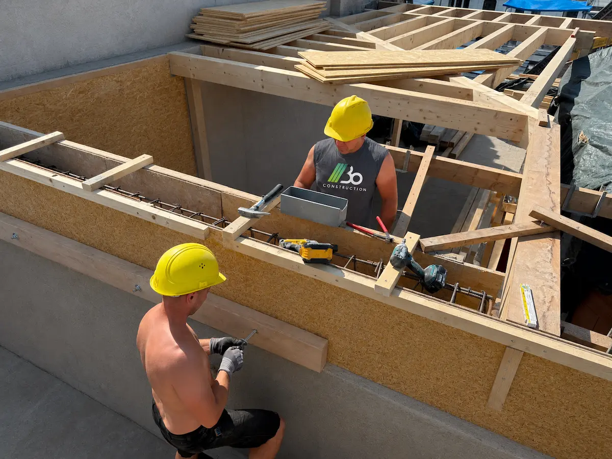 Errichtung einer neuen Dachkonstruktion im Rahmen professioneller Zimmererarbeiten in Berlin durch BO Construction.